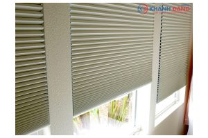 Rèm tổ ong gắn trên kính