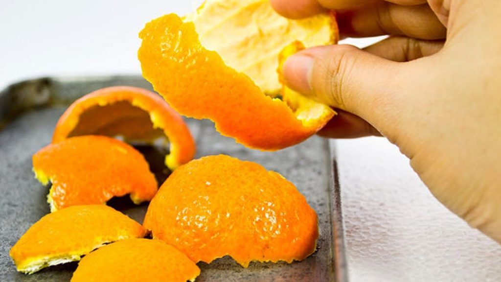 Chống muỗi bằng cách chà trực tiếp vỏ cam, quýt lên da