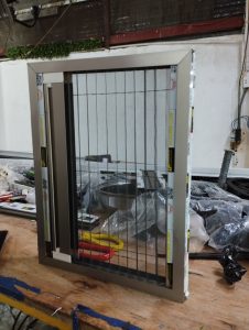 Lắp Đặt Cửa Lưới Chống Muỗi Màu Champage